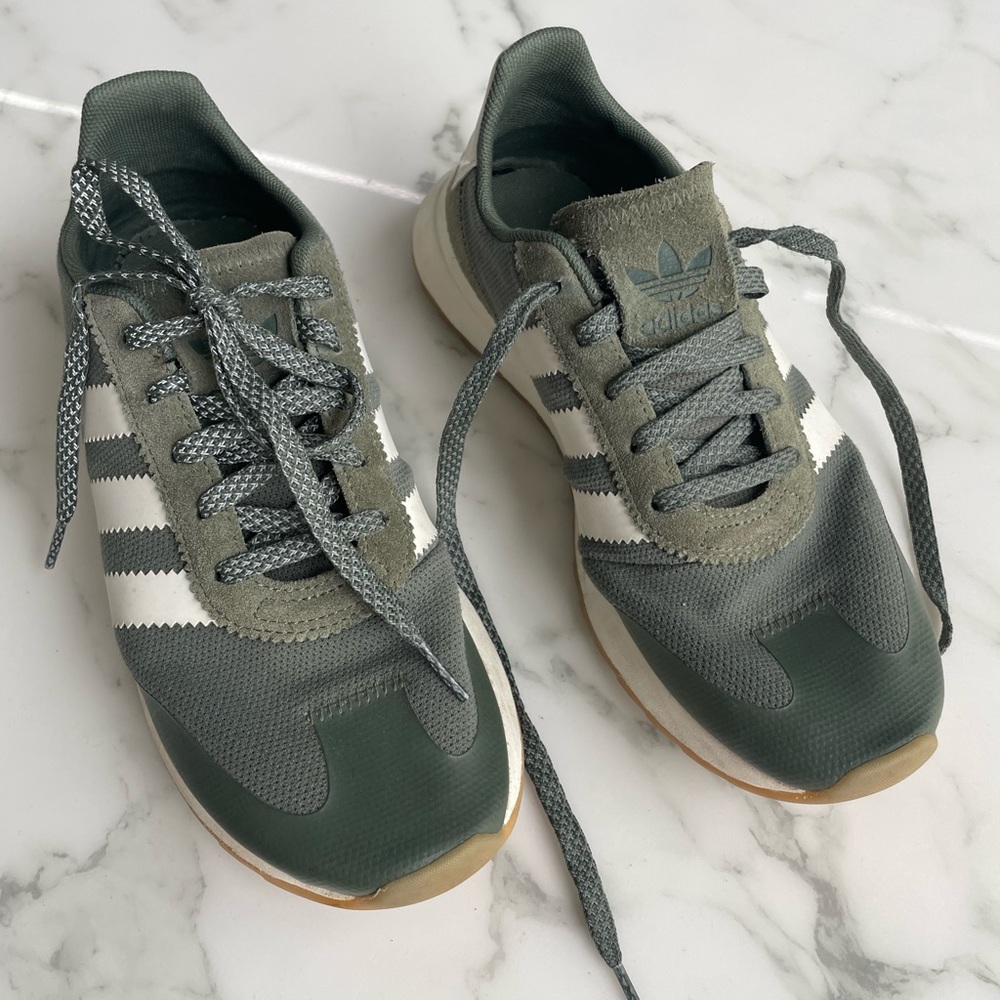 Adidas “Flashback” sneakers